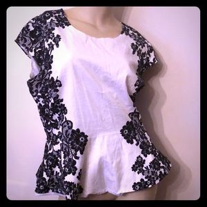 Jones NY black and white peplum top sz L zip side